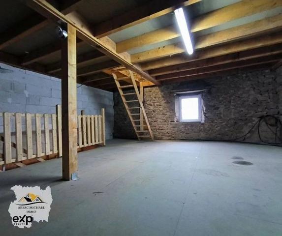 Propriété avec Grand Terrain et Dépendances