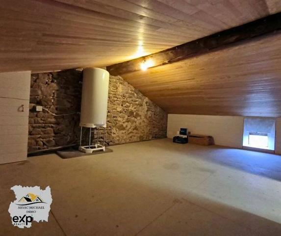 Propriété avec Grand Terrain et Dépendances