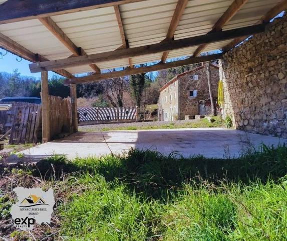 Propriété avec Grand Terrain et Dépendances