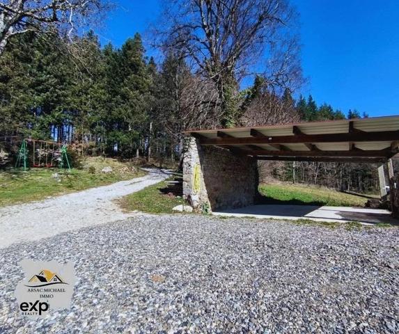 Propriété avec Grand Terrain et Dépendances