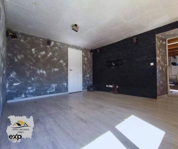 Propriété avec Grand Terrain et Dépendances