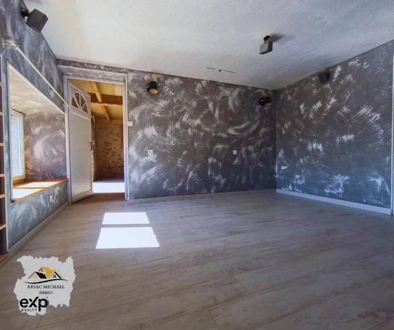 Propriété avec Grand Terrain et Dépendances