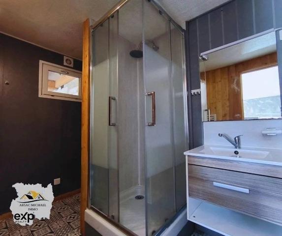 Propriété avec Grand Terrain et Dépendances