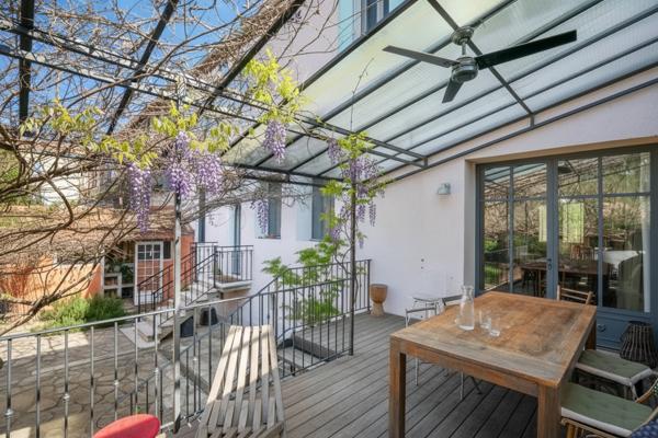 Arles (13200) Rare, Maison de ville avec jardin, piscine et garage à 5 minutes à pied du centre historique.
