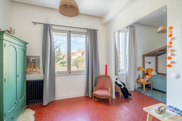 Arles (13200) Rare, Maison de ville avec jardin, piscine et garage à 5 minutes à pied du centre historique.