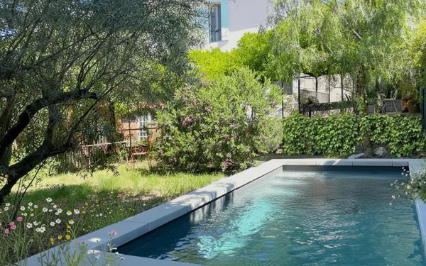 Arles (13200) Rare, Maison de ville avec jardin, piscine et garage à 5 minutes à pied du centre historique.