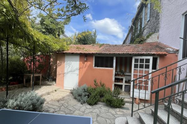 Arles (13200) Rare, Maison de ville avec jardin, piscine et garage à 5 minutes à pied du centre historique.
