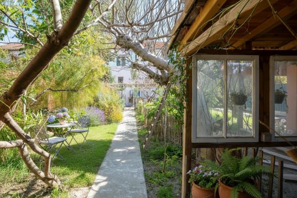 Arles (13200) Rare, Maison de ville avec jardin, piscine et garage à 5 minutes à pied du centre historique.