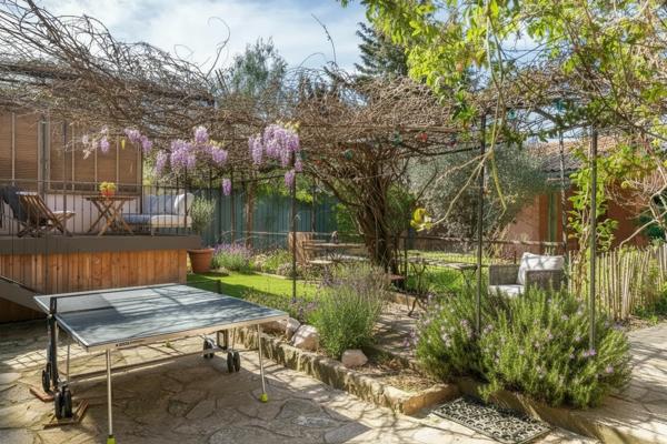 Arles (13200) Rare, Maison de ville avec jardin, piscine et garage à 5 minutes à pied du centre historique.