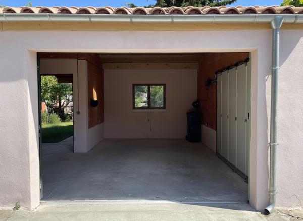 Arles (13200) Rare, Maison de ville avec jardin, piscine et garage à 5 minutes à pied du centre historique.