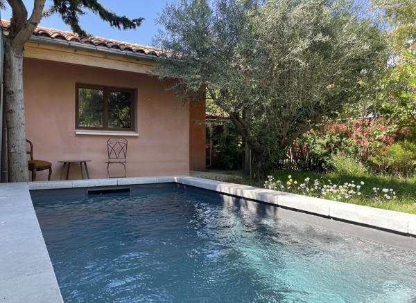 Arles (13200) Rare, Maison de ville avec jardin, piscine et garage à 5 minutes à pied du centre historique.