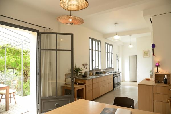 Arles (13200) Rare, Maison de ville avec jardin, piscine et garage à 5 minutes à pied du centre historique.