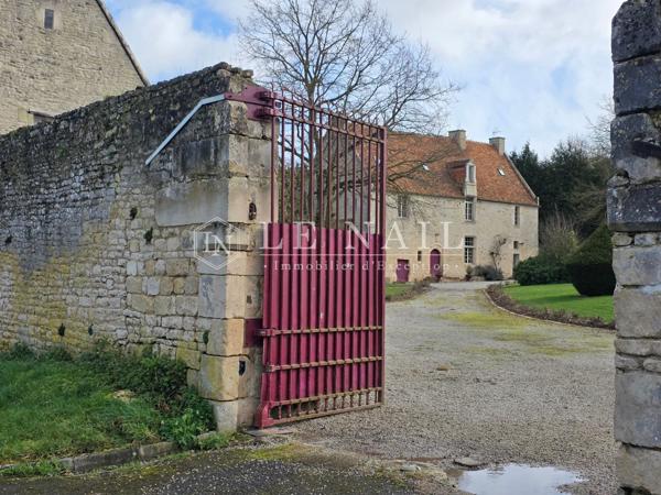 Ferme-Manoir normande du XVe siècle avec dépendances sur 2,5 hectares