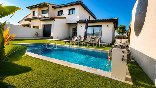 BOMPAS – Villa contemporaine 110 m² – Piscine – Suite RDC – RE2020

BOMPAS – VILLA CONTEMPORAINE 3 FACES AVEC PISCINE

Dans un quartier résidentiel et recherché de Bompas, découvrez cette villa contemporaine 3 faces de 110 m² habitables, avec 15 m² de garage, implantée sur un terrain de 365 m².
Construite selon les normes RE2020, cette maison offre un excellent niveau de confort et des prestations modernes.

⭐ LES ATOUTS
🛏️ 3 chambres, dont une suite parentale en rez-de-chaussée
🚿 2 WC
🏊 Piscine 6 × 3 m avec volet sécurisé
☀️ Exposition Sud
❄️ Climatisation gainable
🏠 Construction RE2020
📱 Domotique
🪟 Centralisation des volets roulants
📹 Visiophone, alarme et caméra connectée
🚗 Garage de 15 m² plaqué et carrelé
🌳 Terrain de 365 m²
🌿 UN EXTÉRIEUR PENSÉ POUR PROFITER

La partie extérieure offre un véritable espace de détente avec sa piscine 6 × 3 m, sa terrasse et son environnement calme et préservé.
L'exposition Sud apporte une belle luminosité à la maison tout au long de la journée.

❤️ UNE MAISON MODERNE ET CONFORTABLE
Cette villa réunit architecture contemporaine, confort, technologie et performance énergétique.
Son agencement est particulièrement adapté à une vie de famille avec la suite parentale au rez-de-chaussée et deux chambres supplémentaires.

📍 Bompas – à proximité immédiate des commodités et à seulement quelques mètres de la gendarmerie.
Un bien récent avec piscine et prestations modernes, à découvrir rapidement.
📞 Contactez-moi pour organiser une visite.