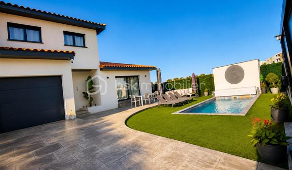 BOMPAS – Villa contemporaine 110 m² – Piscine – Suite RDC – RE2020

BOMPAS – VILLA CONTEMPORAINE 3 FACES AVEC PISCINE

Dans un quartier résidentiel et recherché de Bompas, découvrez cette villa contemporaine 3 faces de 110 m² habitables, avec 15 m² de garage, implantée sur un terrain de 365 m².
Construite selon les normes RE2020, cette maison offre un excellent niveau de confort et des prestations modernes.

⭐ LES ATOUTS
🛏️ 3 chambres, dont une suite parentale en rez-de-chaussée
🚿 2 WC
🏊 Piscine 6 × 3 m avec volet sécurisé
☀️ Exposition Sud
❄️ Climatisation gainable
🏠 Construction RE2020
📱 Domotique
🪟 Centralisation des volets roulants
📹 Visiophone, alarme et caméra connectée
🚗 Garage de 15 m² plaqué et carrelé
🌳 Terrain de 365 m²
🌿 UN EXTÉRIEUR PENSÉ POUR PROFITER

La partie extérieure offre un véritable espace de détente avec sa piscine 6 × 3 m, sa terrasse et son environnement calme et préservé.
L'exposition Sud apporte une belle luminosité à la maison tout au long de la journée.

❤️ UNE MAISON MODERNE ET CONFORTABLE
Cette villa réunit architecture contemporaine, confort, technologie et performance énergétique.
Son agencement est particulièrement adapté à une vie de famille avec la suite parentale au rez-de-chaussée et deux chambres supplémentaires.

📍 Bompas – à proximité immédiate des commodités et à seulement quelques mètres de la gendarmerie.
Un bien récent avec piscine et prestations modernes, à découvrir rapidement.
📞 Contactez-moi pour organiser une visite.