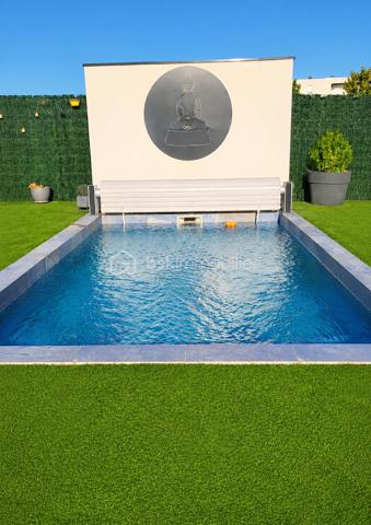 BOMPAS – Villa contemporaine 110 m² – Piscine – Suite RDC – RE2020

BOMPAS – VILLA CONTEMPORAINE 3 FACES AVEC PISCINE

Dans un quartier résidentiel et recherché de Bompas, découvrez cette villa contemporaine 3 faces de 110 m² habitables, avec 15 m² de garage, implantée sur un terrain de 365 m².
Construite selon les normes RE2020, cette maison offre un excellent niveau de confort et des prestations modernes.

⭐ LES ATOUTS
🛏️ 3 chambres, dont une suite parentale en rez-de-chaussée
🚿 2 WC
🏊 Piscine 6 × 3 m avec volet sécurisé
☀️ Exposition Sud
❄️ Climatisation gainable
🏠 Construction RE2020
📱 Domotique
🪟 Centralisation des volets roulants
📹 Visiophone, alarme et caméra connectée
🚗 Garage de 15 m² plaqué et carrelé
🌳 Terrain de 365 m²
🌿 UN EXTÉRIEUR PENSÉ POUR PROFITER

La partie extérieure offre un véritable espace de détente avec sa piscine 6 × 3 m, sa terrasse et son environnement calme et préservé.
L'exposition Sud apporte une belle luminosité à la maison tout au long de la journée.

❤️ UNE MAISON MODERNE ET CONFORTABLE
Cette villa réunit architecture contemporaine, confort, technologie et performance énergétique.
Son agencement est particulièrement adapté à une vie de famille avec la suite parentale au rez-de-chaussée et deux chambres supplémentaires.

📍 Bompas – à proximité immédiate des commodités et à seulement quelques mètres de la gendarmerie.
Un bien récent avec piscine et prestations modernes, à découvrir rapidement.
📞 Contactez-moi pour organiser une visite.