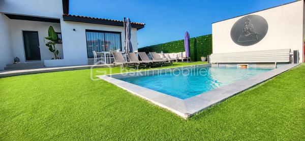 BOMPAS – Villa contemporaine 110 m² – Piscine – Suite RDC – RE2020

BOMPAS – VILLA CONTEMPORAINE 3 FACES AVEC PISCINE

Dans un quartier résidentiel et recherché de Bompas, découvrez cette villa contemporaine 3 faces de 110 m² habitables, avec 15 m² de garage, implantée sur un terrain de 365 m².
Construite selon les normes RE2020, cette maison offre un excellent niveau de confort et des prestations modernes.

⭐ LES ATOUTS
🛏️ 3 chambres, dont une suite parentale en rez-de-chaussée
🚿 2 WC
🏊 Piscine 6 × 3 m avec volet sécurisé
☀️ Exposition Sud
❄️ Climatisation gainable
🏠 Construction RE2020
📱 Domotique
🪟 Centralisation des volets roulants
📹 Visiophone, alarme et caméra connectée
🚗 Garage de 15 m² plaqué et carrelé
🌳 Terrain de 365 m²
🌿 UN EXTÉRIEUR PENSÉ POUR PROFITER

La partie extérieure offre un véritable espace de détente avec sa piscine 6 × 3 m, sa terrasse et son environnement calme et préservé.
L'exposition Sud apporte une belle luminosité à la maison tout au long de la journée.

❤️ UNE MAISON MODERNE ET CONFORTABLE
Cette villa réunit architecture contemporaine, confort, technologie et performance énergétique.
Son agencement est particulièrement adapté à une vie de famille avec la suite parentale au rez-de-chaussée et deux chambres supplémentaires.

📍 Bompas – à proximité immédiate des commodités et à seulement quelques mètres de la gendarmerie.
Un bien récent avec piscine et prestations modernes, à découvrir rapidement.
📞 Contactez-moi pour organiser une visite.