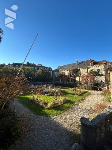 A VENDRE - SARLAT LA CANEDA - Maison de 100 m² avec local commercial sur parcelle de 129 m²
