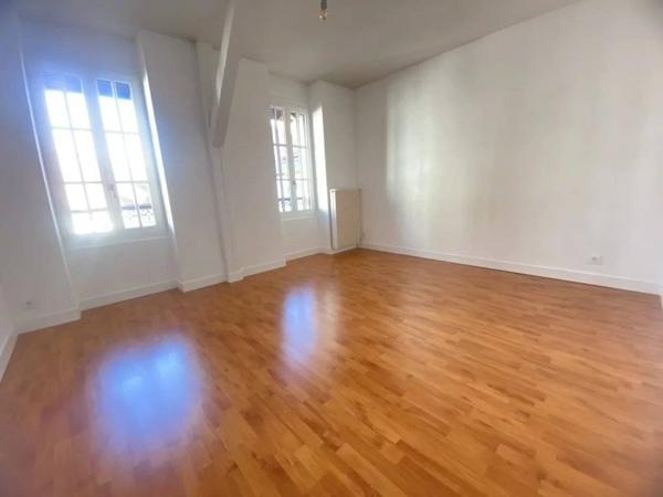 03200 VICHY APPARTEMENT DUPLEX 5 PIÈCES AVEC CAVE COEUR DE VILLE.