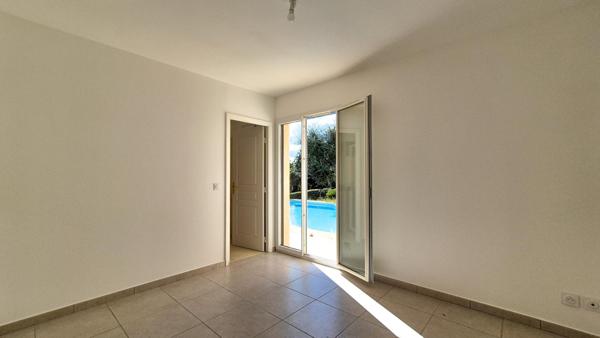 Très belle villa de plein pied, sous-sol total, garage 2 voitures, piscine.