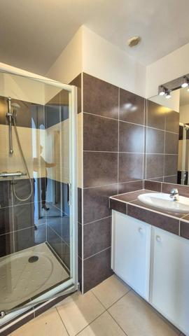 Très belle villa de plein pied, sous-sol total, garage 2 voitures, piscine.