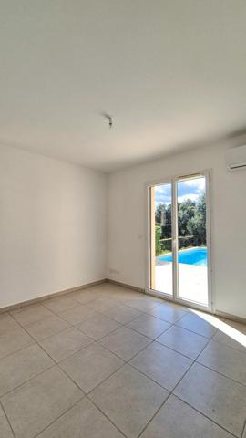 Très belle villa de plein pied, sous-sol total, garage 2 voitures, piscine.