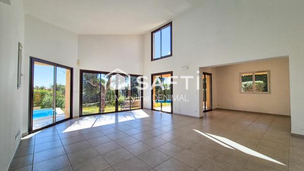 Très belle villa de plein pied, sous-sol total, garage 2 voitures, piscine.