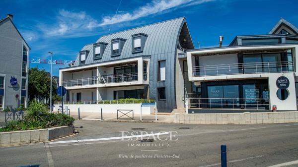 Face à la mer, au centre-ville de Concarneau - grand 2 pièces avec terrasse, parking et cave