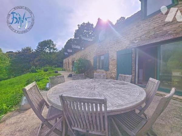 Longère au bord de la rivière sur 7 000 m², offrant vastes pièces de vie (117 m²), cuisine équi...