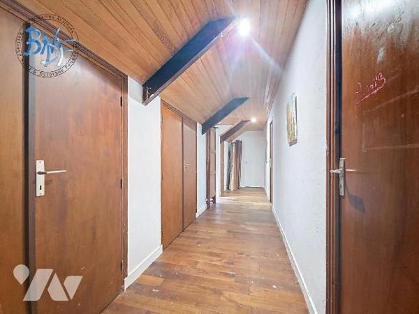 Longère au bord de la rivière sur 7 000 m², offrant vastes pièces de vie (117 m²), cuisine équi...