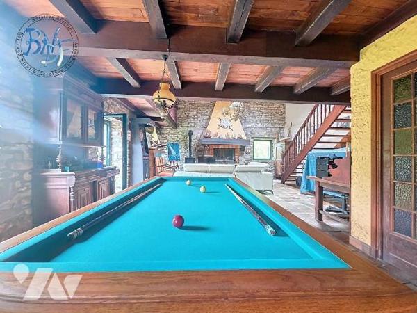 Longère au bord de la rivière sur 7 000 m², offrant vastes pièces de vie (117 m²), cuisine équi...