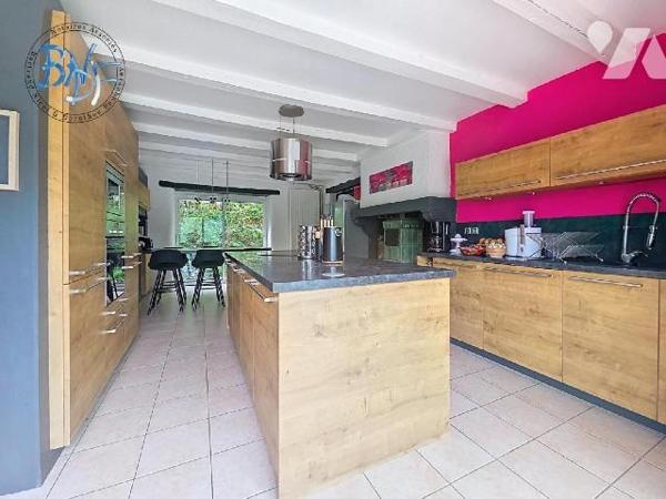 Longère au bord de la rivière sur 7 000 m², offrant vastes pièces de vie (117 m²), cuisine équi...