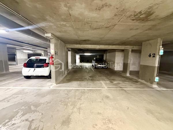 EN EXCLUSIVITÉ 

Idéalement situé, proche du stade Arthur Chaussy

Au rez-de-chaussée d’une résidence récente (2018), encore sous garanties décennale et dommages-ouvrage, découvrez ce T2 lumineux de 41m².

Vous serez séduit(e) par son entrée avec placard et interphone-visiophone, son séjour ouvrant sur une agréable terrasse, ainsi que sa cuisine ouverte, aménagée et équipée. Une salle d’eau avec WC et une chambre confortable complètent cet ensemble à la décoration moderne et soignée.

Une place de parking en sous-sol vient parfaire ce bien.

Les + :
	•	Résidence récente et sécurisée
	•	DPE classé B
	•	Faibles charges comprenant eau froide, eau chaude, chauffage, et charges classiques de copropriété
	•	Décoration moderne, prêt à emménager
	•	Proche du centre-ville, écoles et commerces
	•	À 15 min du RER D (gare de Combs-la-Ville)
	•	Stationnement inclus