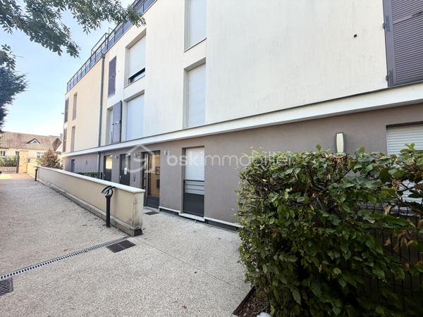 EN EXCLUSIVITÉ 

Idéalement situé, proche du stade Arthur Chaussy

Au rez-de-chaussée d’une résidence récente (2018), encore sous garanties décennale et dommages-ouvrage, découvrez ce T2 lumineux de 41m².

Vous serez séduit(e) par son entrée avec placard et interphone-visiophone, son séjour ouvrant sur une agréable terrasse, ainsi que sa cuisine ouverte, aménagée et équipée. Une salle d’eau avec WC et une chambre confortable complètent cet ensemble à la décoration moderne et soignée.

Une place de parking en sous-sol vient parfaire ce bien.

Les + :
	•	Résidence récente et sécurisée
	•	DPE classé B
	•	Faibles charges comprenant eau froide, eau chaude, chauffage, et charges classiques de copropriété
	•	Décoration moderne, prêt à emménager
	•	Proche du centre-ville, écoles et commerces
	•	À 15 min du RER D (gare de Combs-la-Ville)
	•	Stationnement inclus