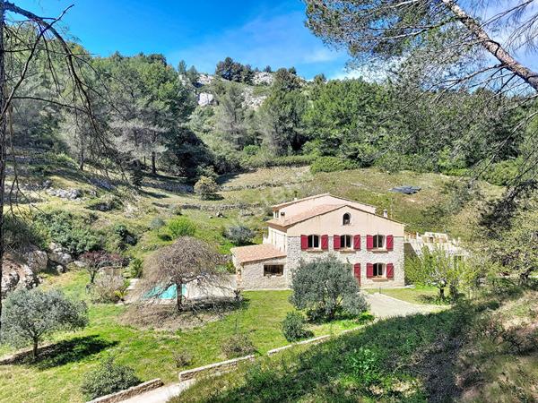 Propriété d'exception au coeur de la nature - Mas en pierre de 1820 rénové, autonome sur 3 hectares de foret dans les hauteurs d'Allauch
