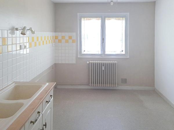 Appartement à Châteauroux, proche de toutes commodités, dans résidence très calme en retrait de la circulation.