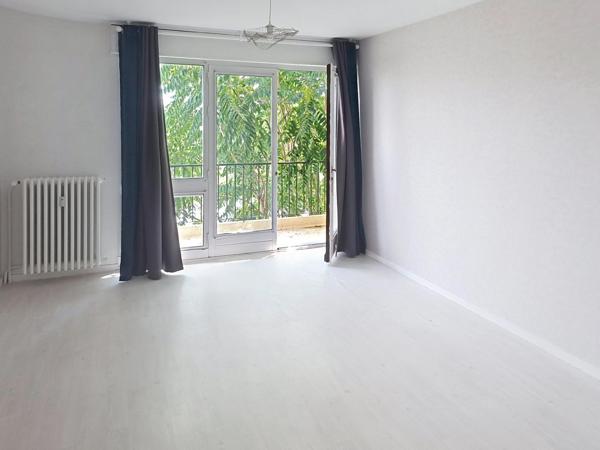 Appartement à Châteauroux, proche de toutes commodités, dans résidence très calme en retrait de la circulation.