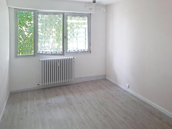 Appartement à Châteauroux, proche de toutes commodités, dans résidence très calme en retrait de la circulation.