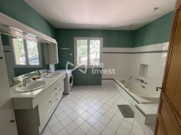 PROPRIETE AUTONOME DE 340m² + DEPENDANCES SUR TERRAIN DE 8 HECTARES