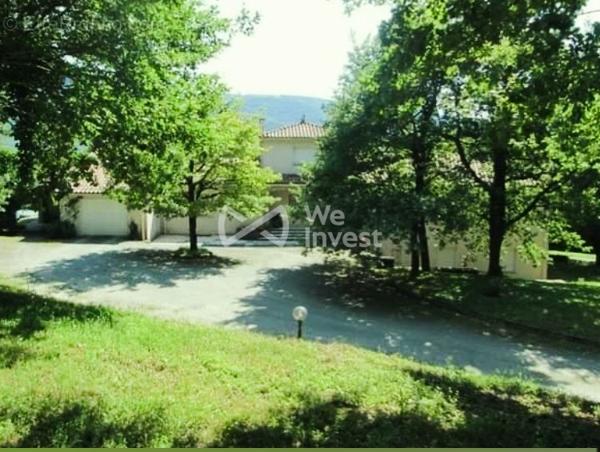 PROPRIETE AUTONOME DE 340m² + DEPENDANCES SUR TERRAIN DE 8 HECTARES