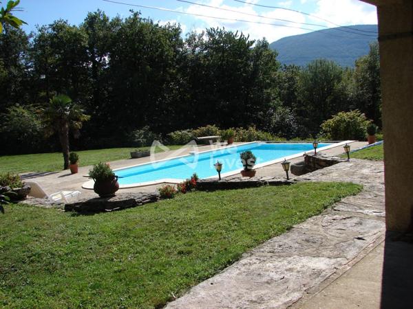 PROPRIETE AUTONOME DE 340m² + DEPENDANCES SUR TERRAIN DE 8 HECTARES