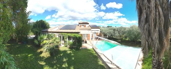 Hyères Ayguade, villa de 260m2 avec piscine et garage sur 1500m2 de terrain paysagé.