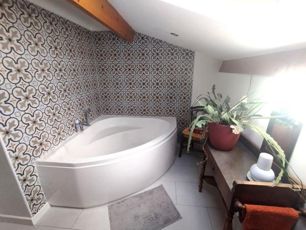 Hyères Ayguade, villa de 260m2 avec piscine et garage sur 1500m2 de terrain paysagé.