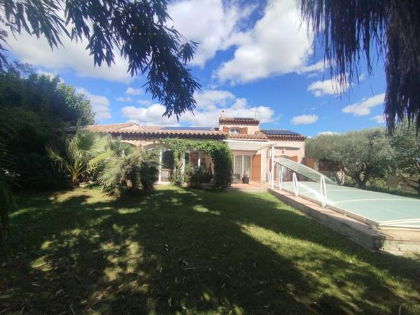 Hyères Ayguade, villa de 260m2 avec piscine et garage sur 1500m2 de terrain paysagé.