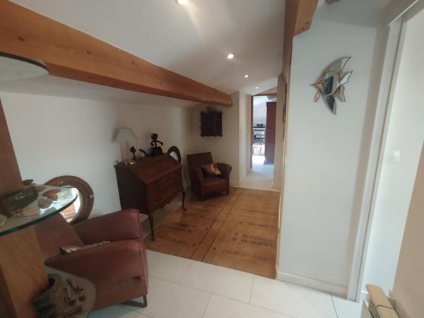 Hyères Ayguade, villa de 260m2 avec piscine et garage sur 1500m2 de terrain paysagé.