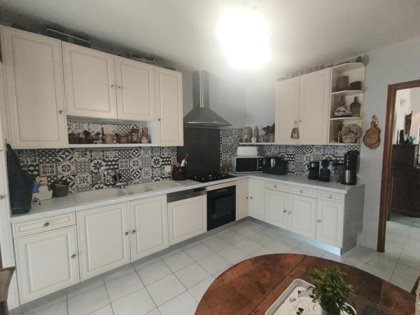 Hyères Ayguade, villa de 260m2 avec piscine et garage sur 1500m2 de terrain paysagé.