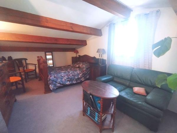 Hyères Ayguade, villa de 260m2 avec piscine et garage sur 1500m2 de terrain paysagé.