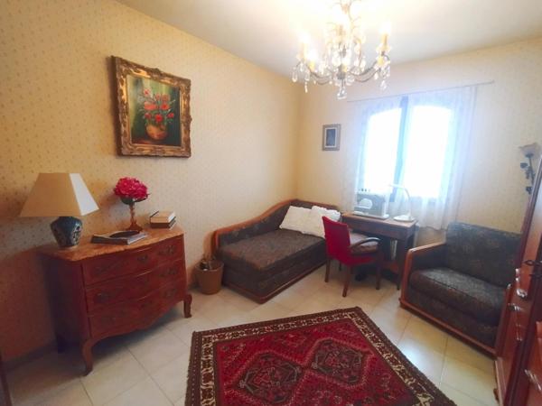 Hyères Ayguade, villa de 260m2 avec piscine et garage sur 1500m2 de terrain paysagé.