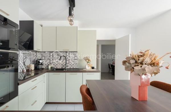LATTES –
Karine vous propose de découvrir ce magnifique appartement T3 de 59 m², situé au dernier étage d'une résidence sécurisée livrée en 2024, alliant confort, modernité et emplacement privilégié.

Dès l'entrée, vous serez séduit par une belle pièce de vie lumineuse de 24 m² avec sa cuisine ouverte, aménagée et entièrement équipée. Cet espace convivial s'ouvre sur une agréable terrasse exposée Nord-Ouest, 
L'espace nuit se compose de deux belles chambres, d'une salle de bains contemporaine et d' un WC indépendant.

 L'appartement dispose d'un chauffage au gaz et est vendu avec deux places de stationnement privatives en sous-sol.

Son emplacement est un véritable atout : à seulement 3 minutes du tramway, à proximité immédiate des commerces, des pistes cyclables, des plages et des principaux axes routiers, vous bénéficierez d'un cadre de vie pratique et recherché.

Informations complémentaires :

Charges annuelles : 1 200 €
Taxe foncière : 1 040 €

Les + de ce bien :
✔ Résidence récente (2024) sous garantie décennale
✔ Dernier étage
✔ Appartement très lumineux
✔ Cuisine aménagée et équipée
✔ Terrasse agréable
✔ Deux places de parking en sous-sol
✔ Proximité du tramway, des commerces, des plages et des grands axes

Un appartement clé en main, idéal pour une résidence principale, un pied-à-terre ou un investissement de qualité. Une visite s'impose !