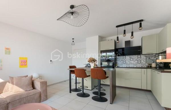 LATTES –
Karine vous propose de découvrir ce magnifique appartement T3 de 59 m², situé au dernier étage d'une résidence sécurisée livrée en 2024, alliant confort, modernité et emplacement privilégié.

Dès l'entrée, vous serez séduit par une belle pièce de vie lumineuse de 24 m² avec sa cuisine ouverte, aménagée et entièrement équipée. Cet espace convivial s'ouvre sur une agréable terrasse exposée Nord-Ouest, 
L'espace nuit se compose de deux belles chambres, d'une salle de bains contemporaine et d' un WC indépendant.

 L'appartement dispose d'un chauffage au gaz et est vendu avec deux places de stationnement privatives en sous-sol.

Son emplacement est un véritable atout : à seulement 3 minutes du tramway, à proximité immédiate des commerces, des pistes cyclables, des plages et des principaux axes routiers, vous bénéficierez d'un cadre de vie pratique et recherché.

Informations complémentaires :

Charges annuelles : 1 200 €
Taxe foncière : 1 040 €

Les + de ce bien :
✔ Résidence récente (2024) sous garantie décennale
✔ Dernier étage
✔ Appartement très lumineux
✔ Cuisine aménagée et équipée
✔ Terrasse agréable
✔ Deux places de parking en sous-sol
✔ Proximité du tramway, des commerces, des plages et des grands axes

Un appartement clé en main, idéal pour une résidence principale, un pied-à-terre ou un investissement de qualité. Une visite s'impose !